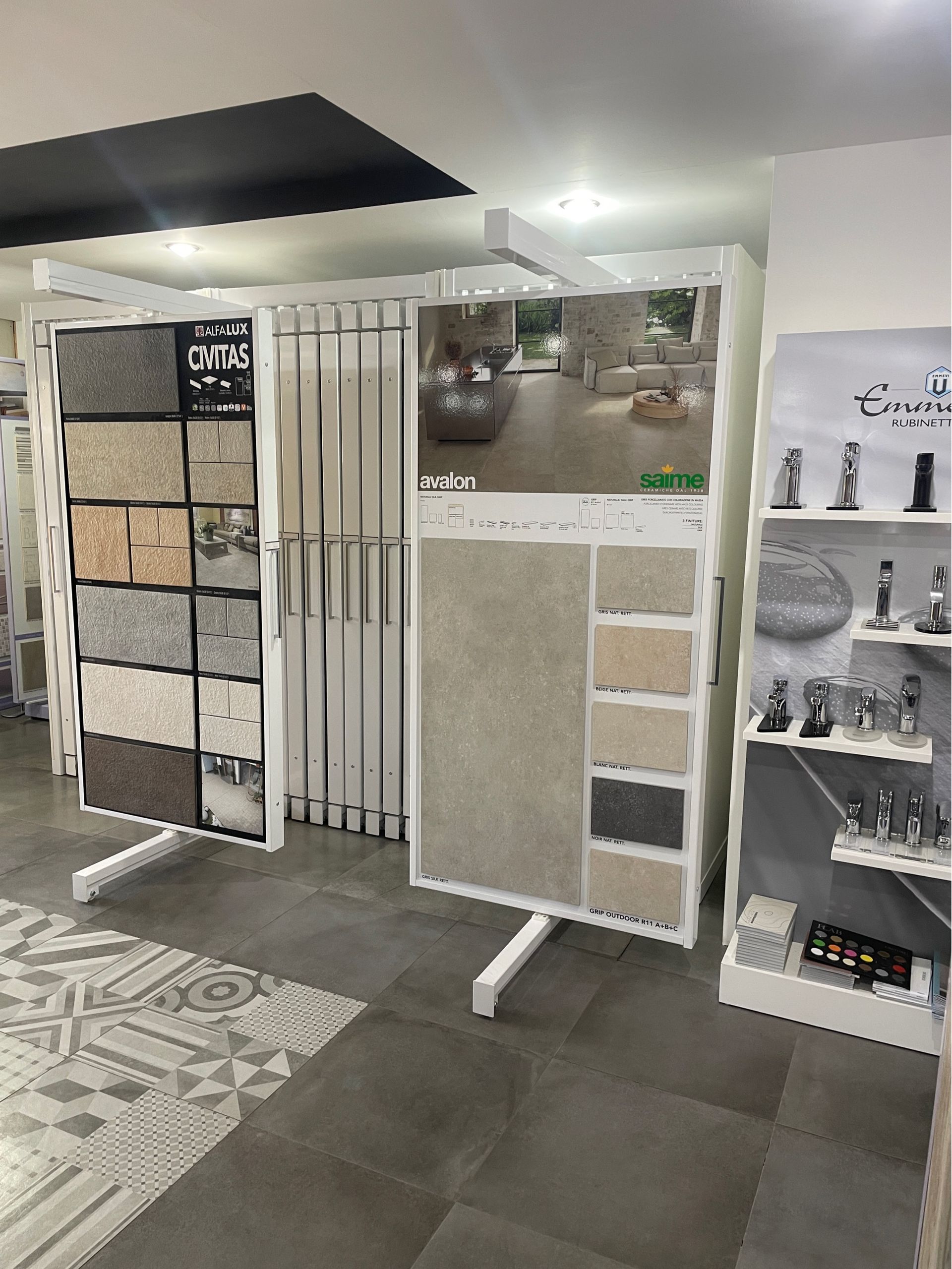 Una stanza con molte piastrelle in mostra