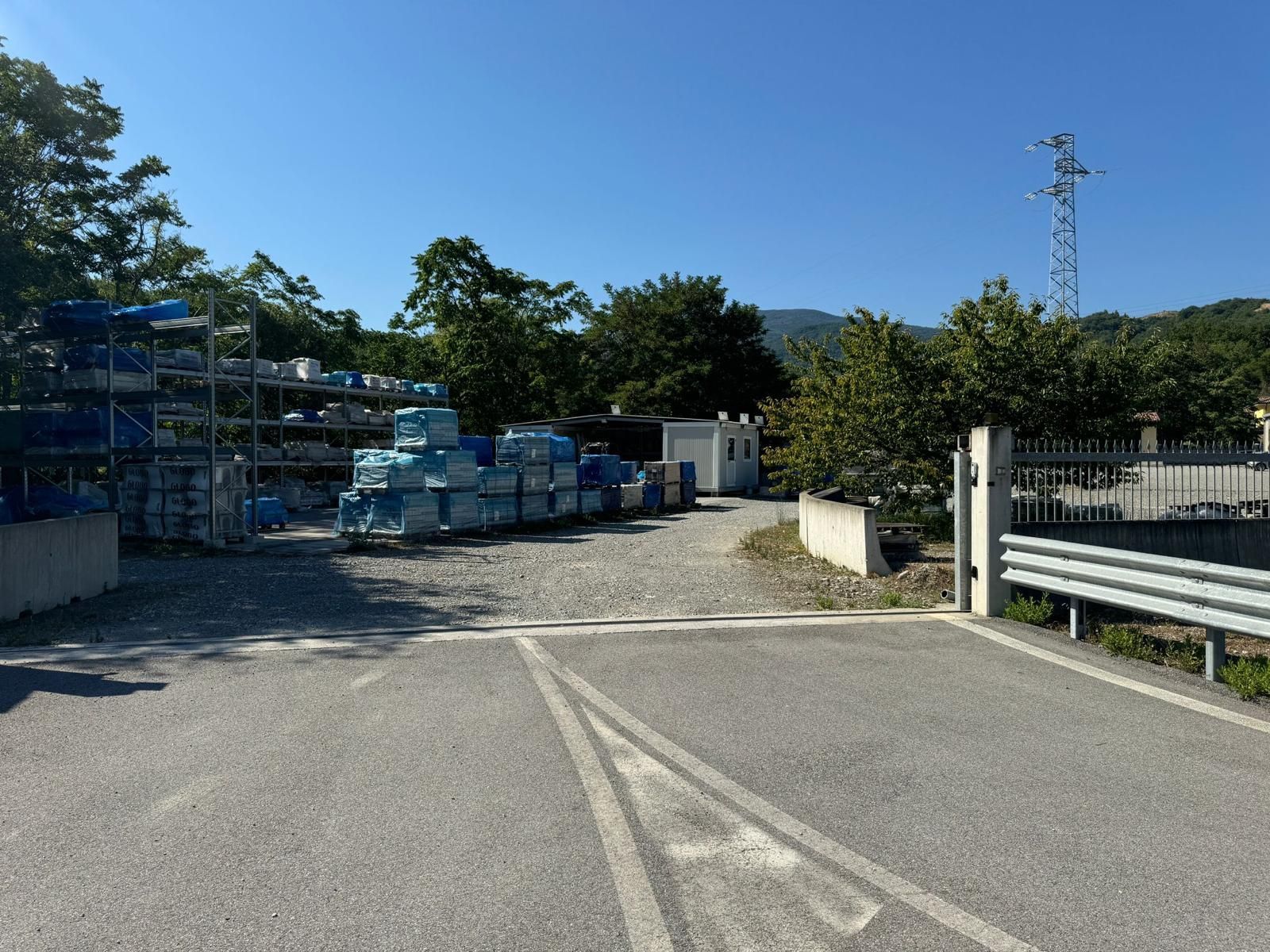 Un parcheggio con sopra un sacco di scatole blu