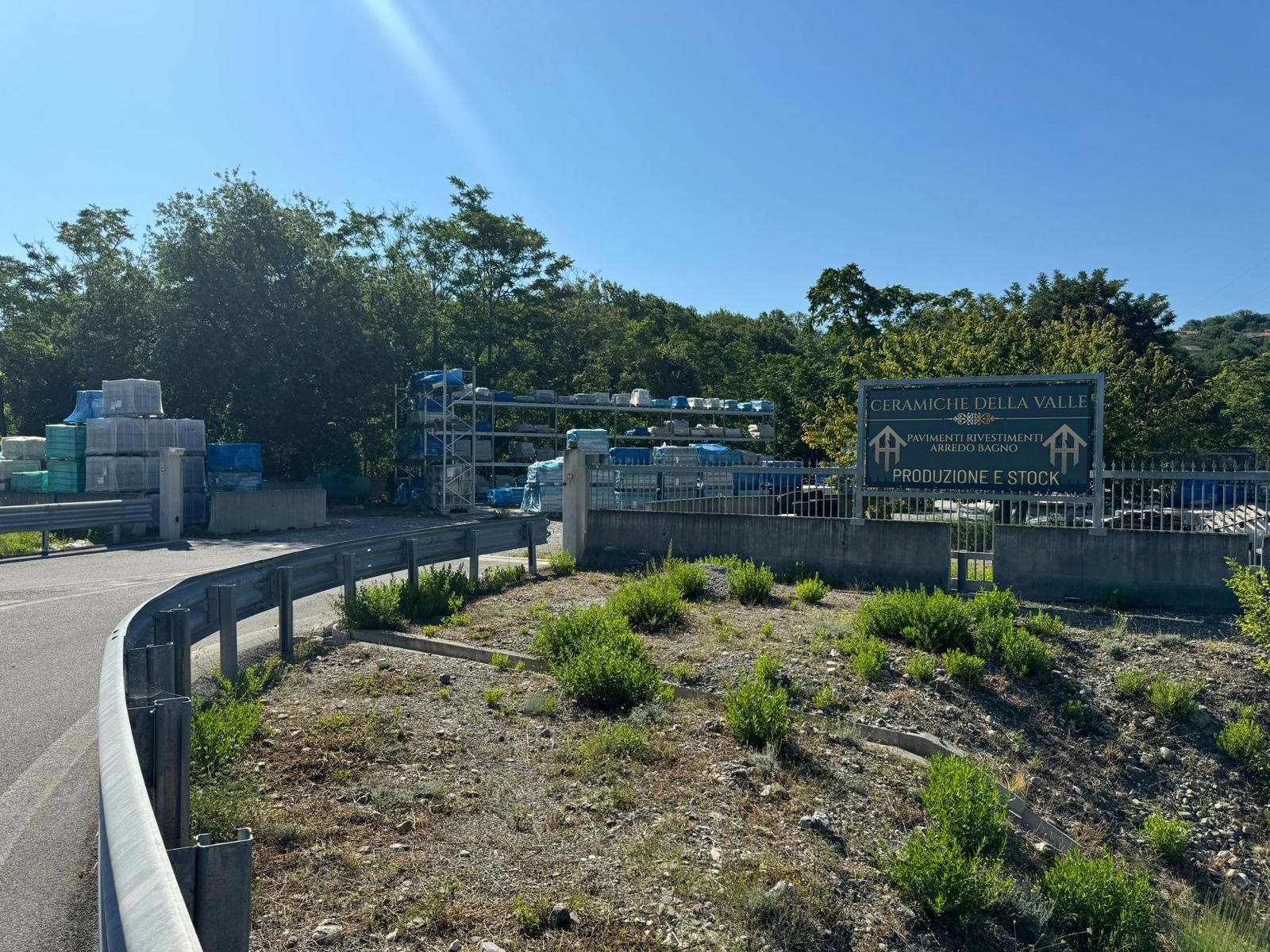 Un cartello sul lato di una strada indica un edificio