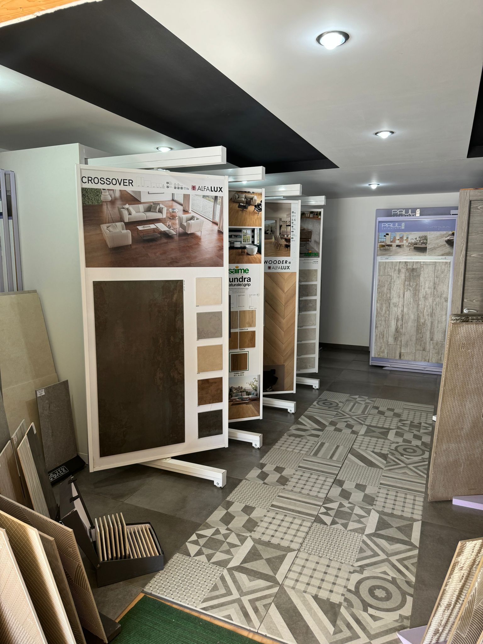 Una stanza con molte piastrelle in mostra