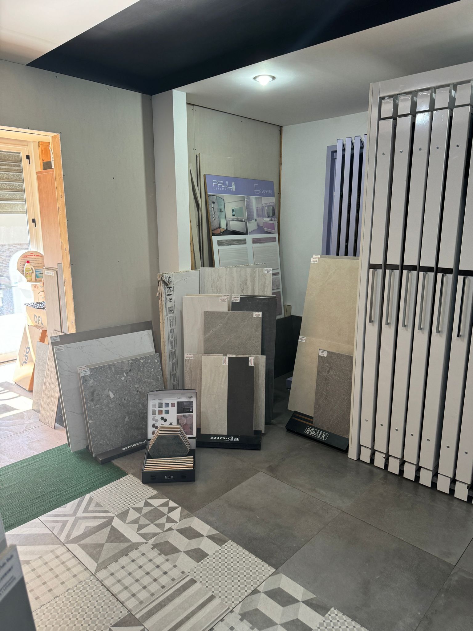 Ci sono molti tipi diversi di piastrelle in questa stanza.