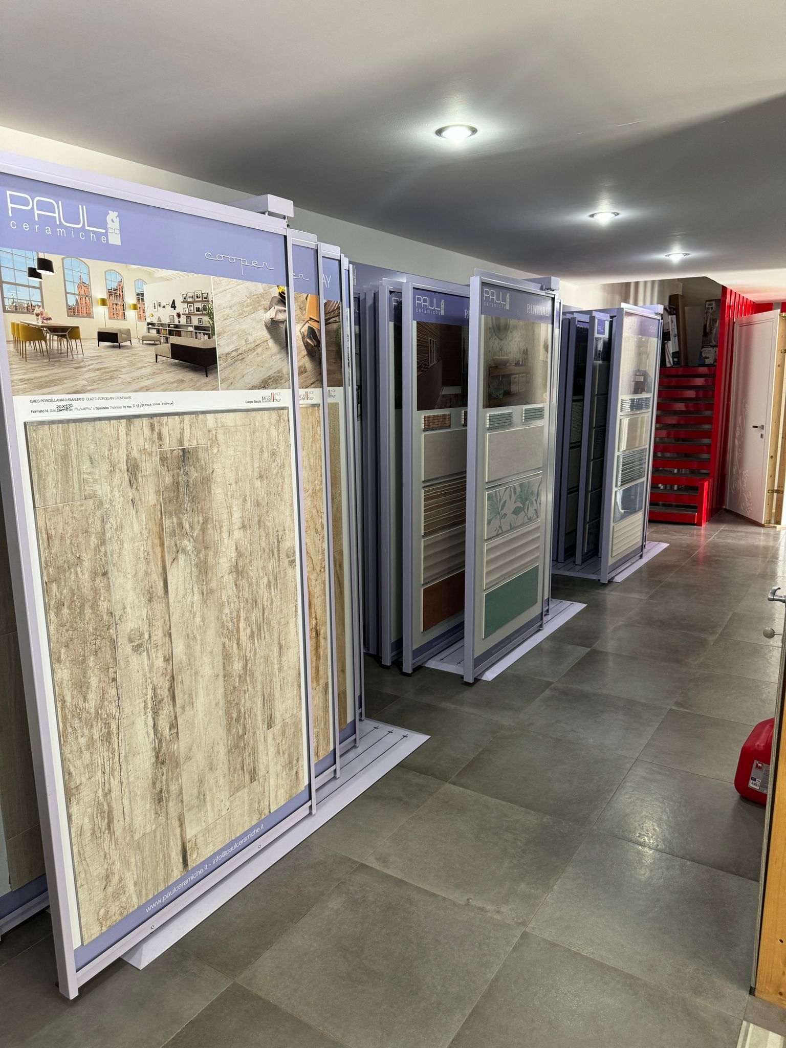 Una stanza piena di tante piastrelle esposte in un negozio.