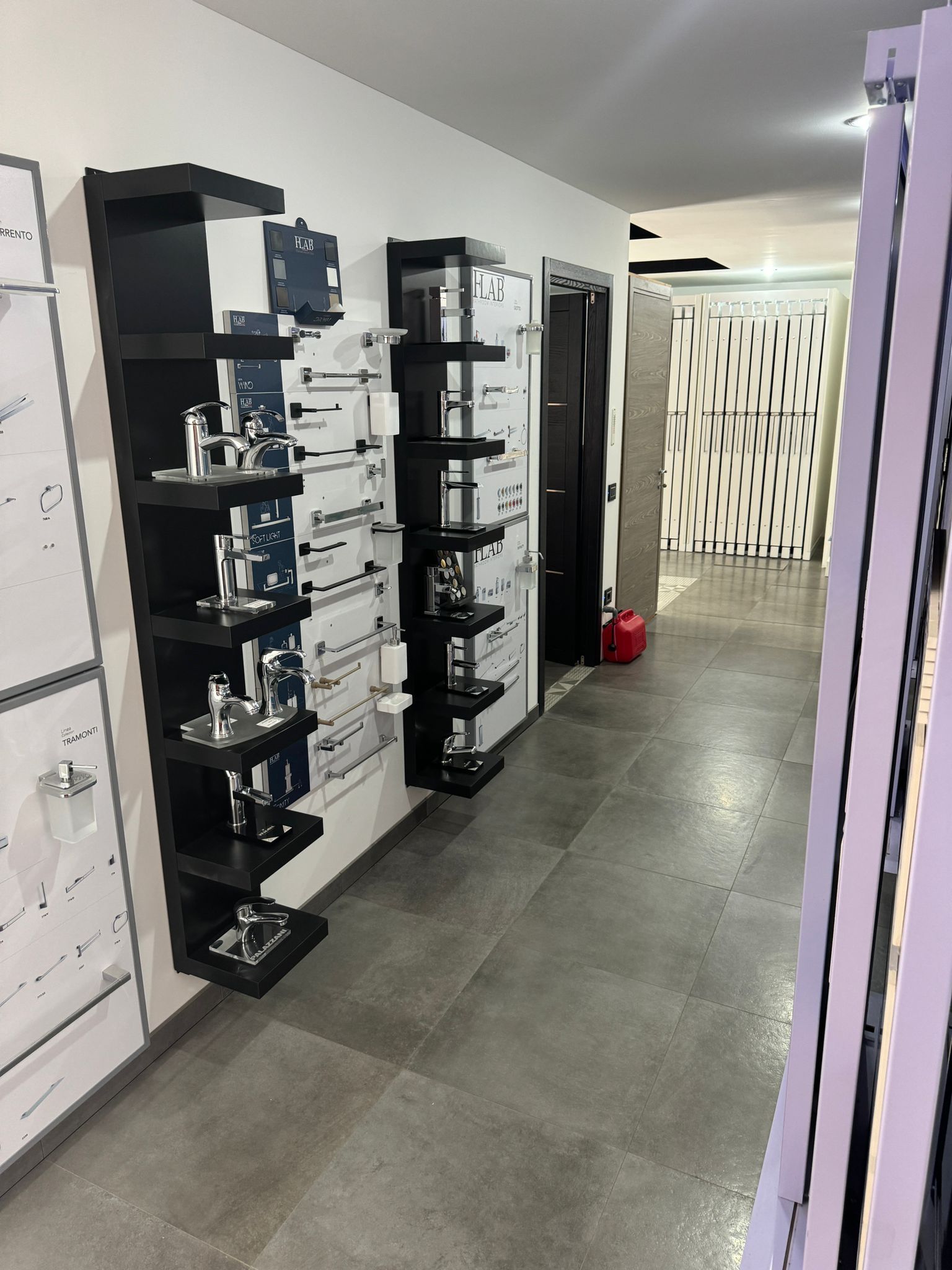 Un corridoio con tanti scaffali pieni di oggetti vari