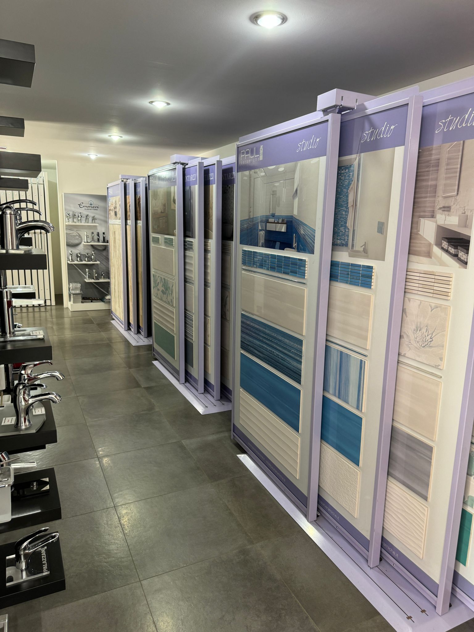 Un negozio pieno di piastrelle e rubinetti.