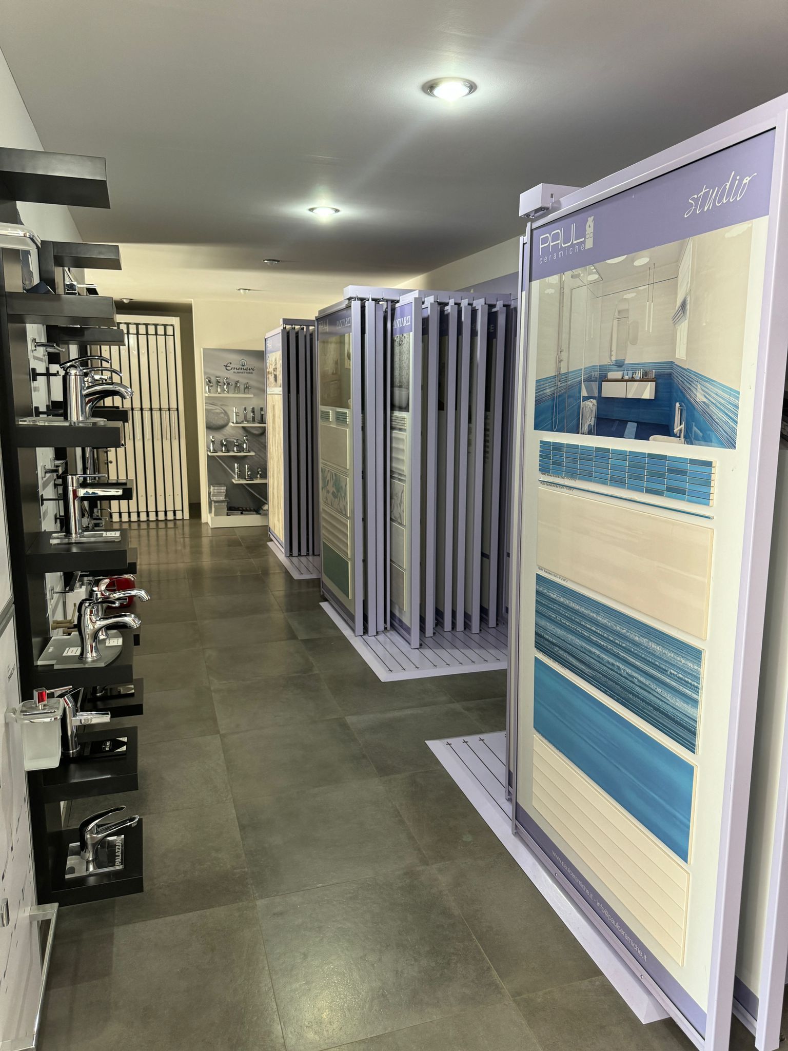 Uno showroom pieno di tantissime piastrelle e rubinetti.