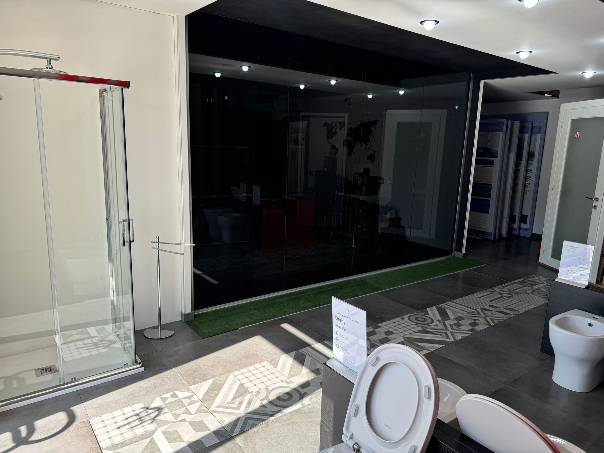 Un bagno con wc, bidet e box doccia.