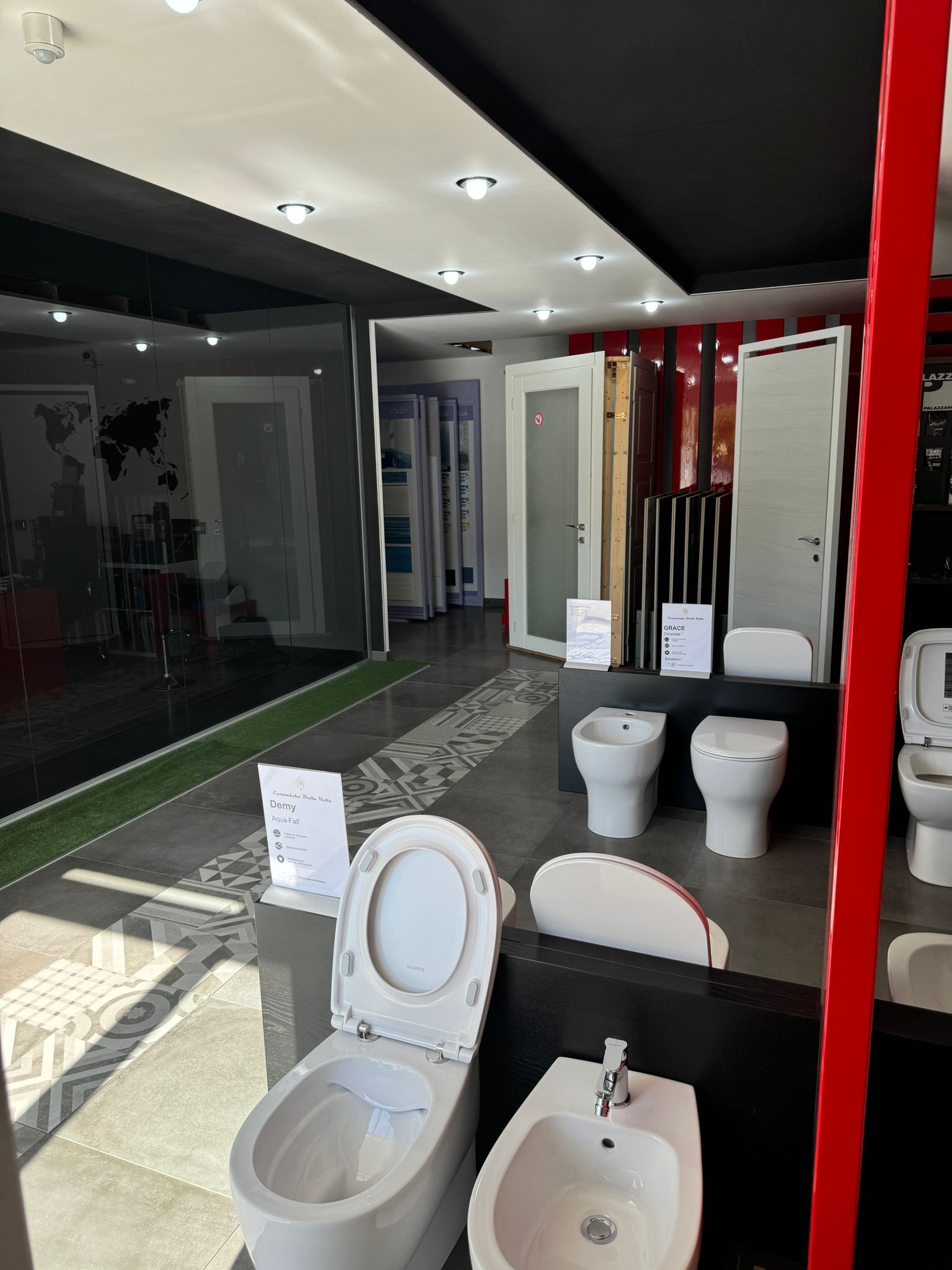 Un bagno con molti wc e bidet