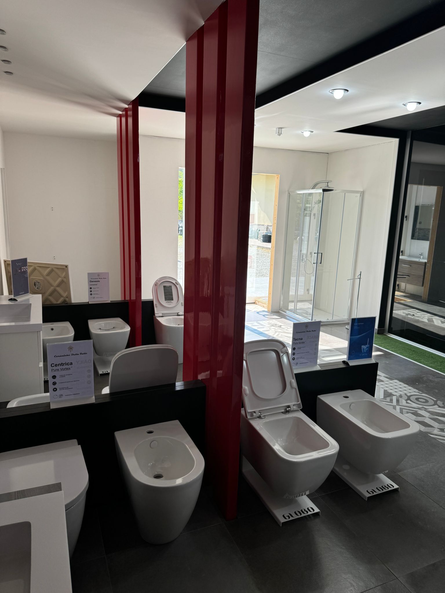 Un bagno con molti wc e bidet