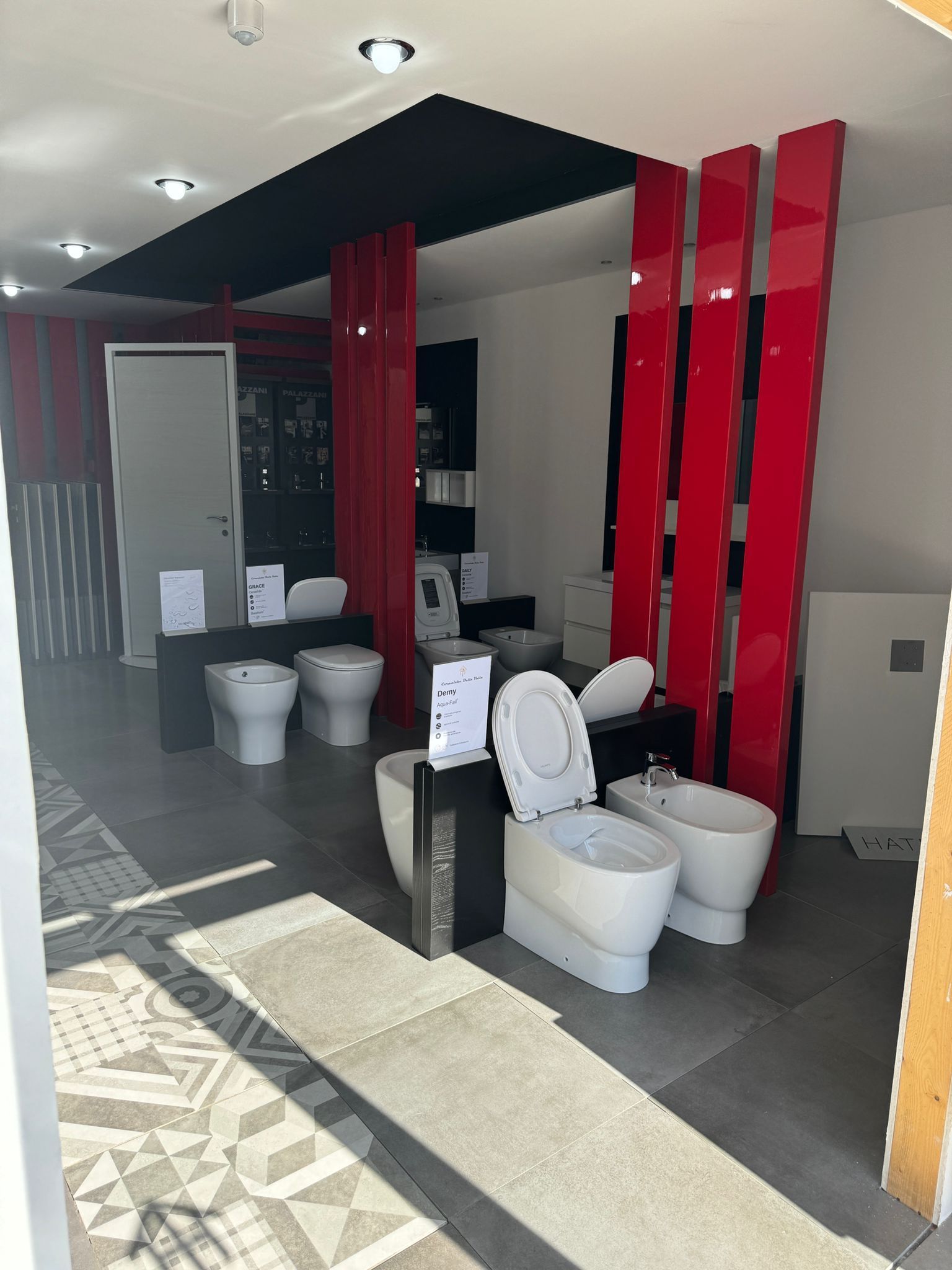 Un bagno con molti wc e bidet