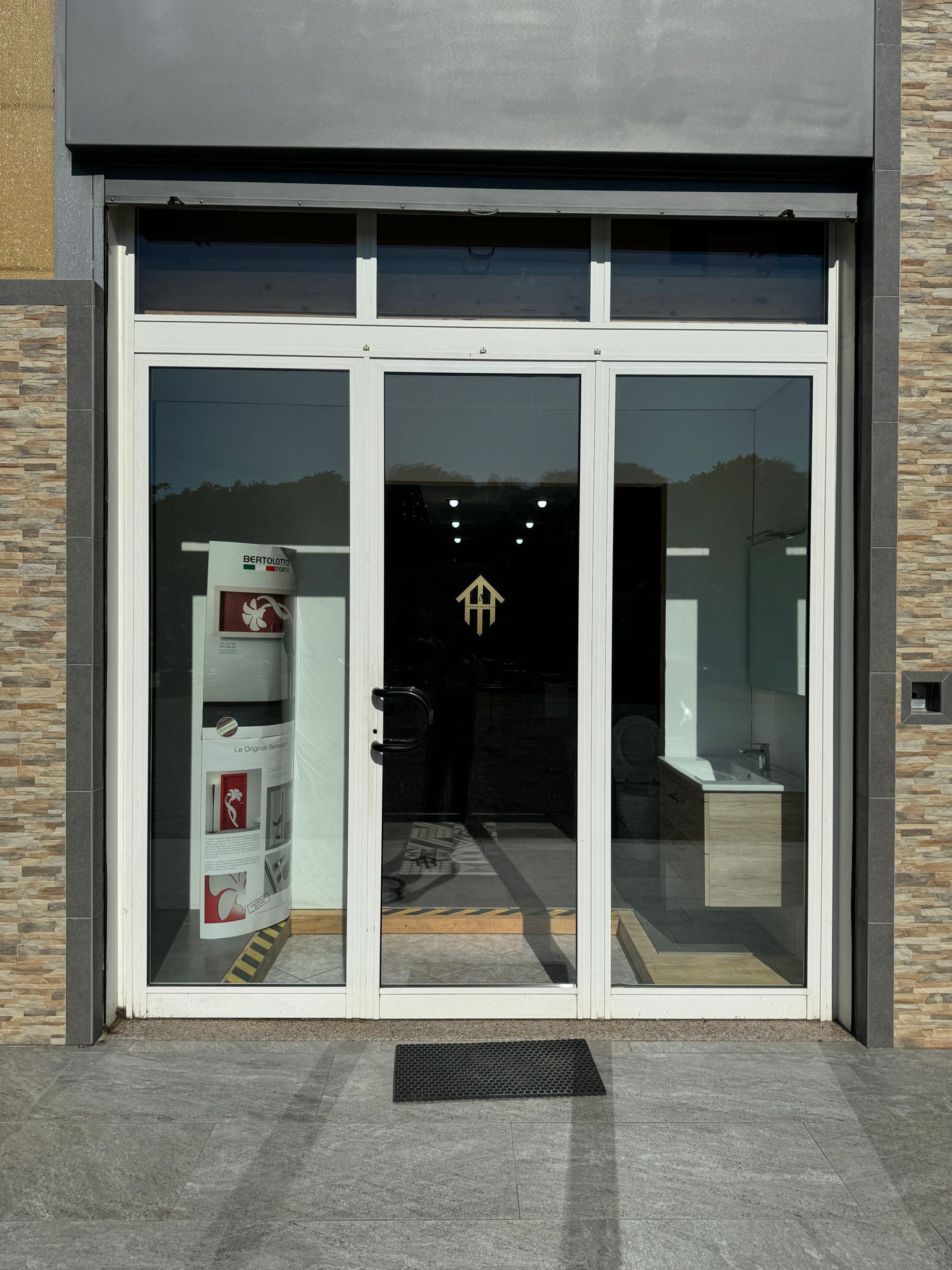 La facciata di un negozio con una porta scorrevole in vetro