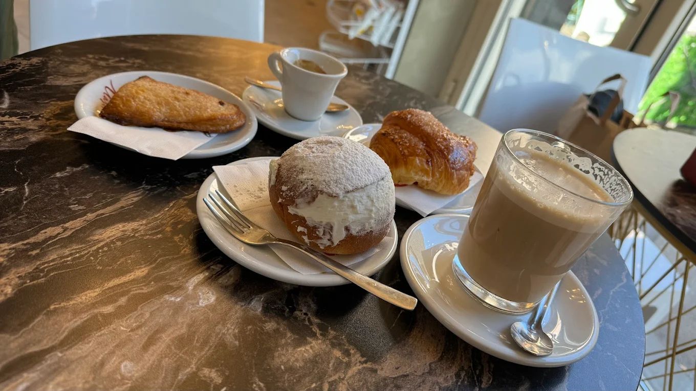 brioche, cafè e cornetti per colazione