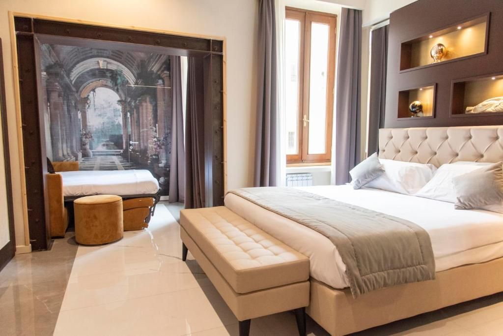 una stanza d'albergo con un letto e un quadro sul muro