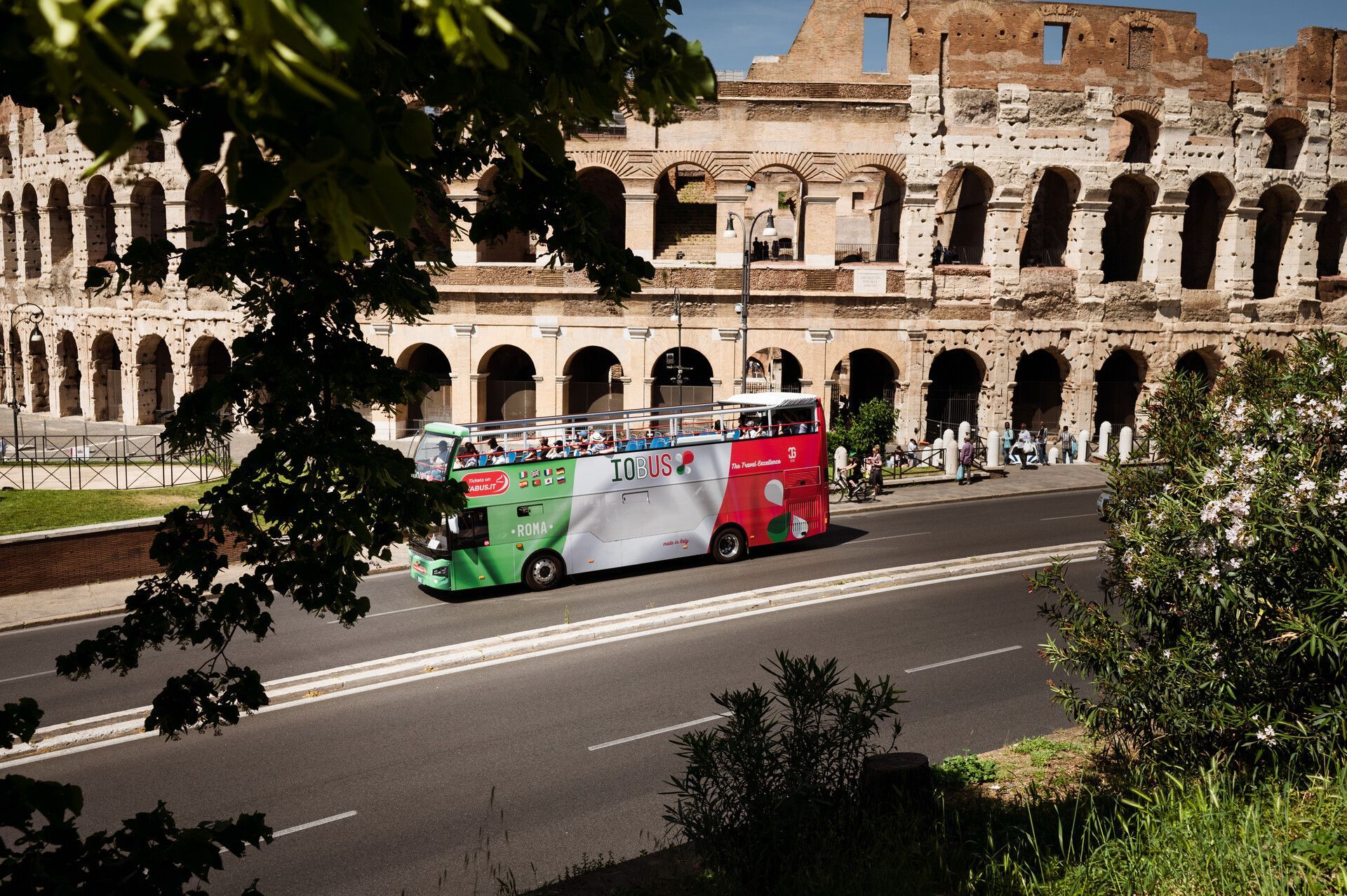 una persona tiene in mano un telefono accanto a un biglietto e una moneta