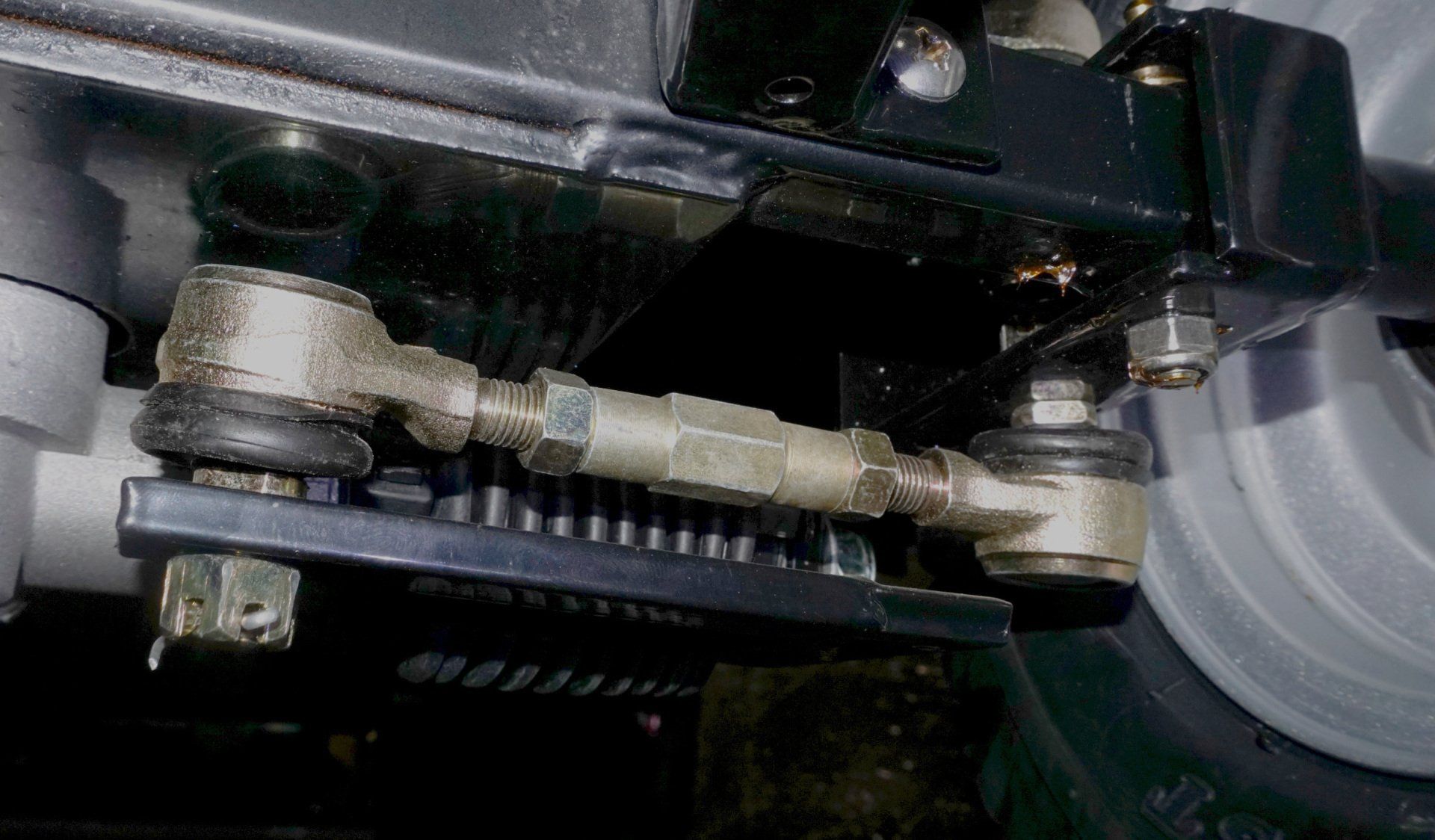A close up of a steering linkage on a vehicle.