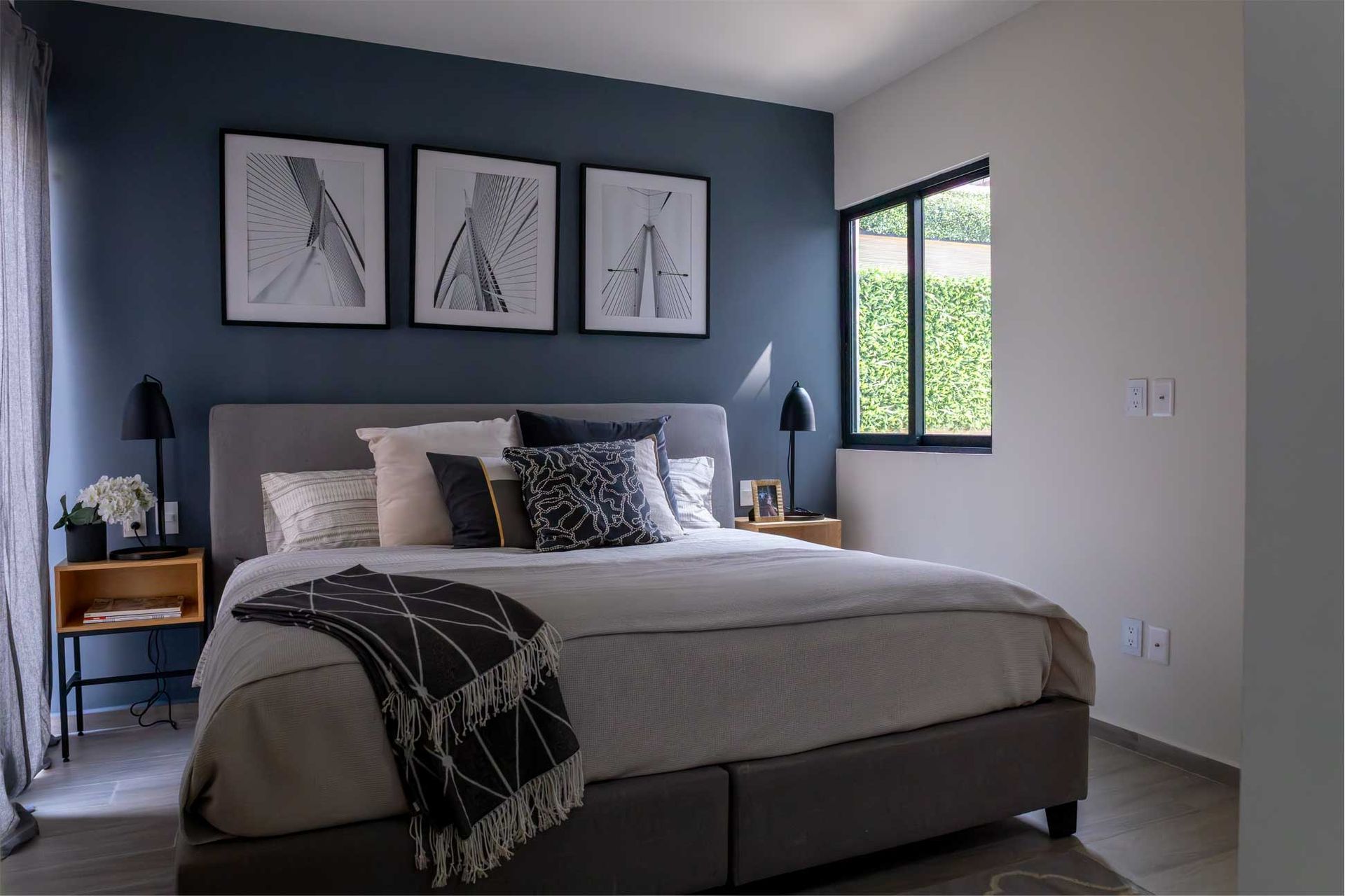 Un dormitorio con una cama grande y una ventana.
