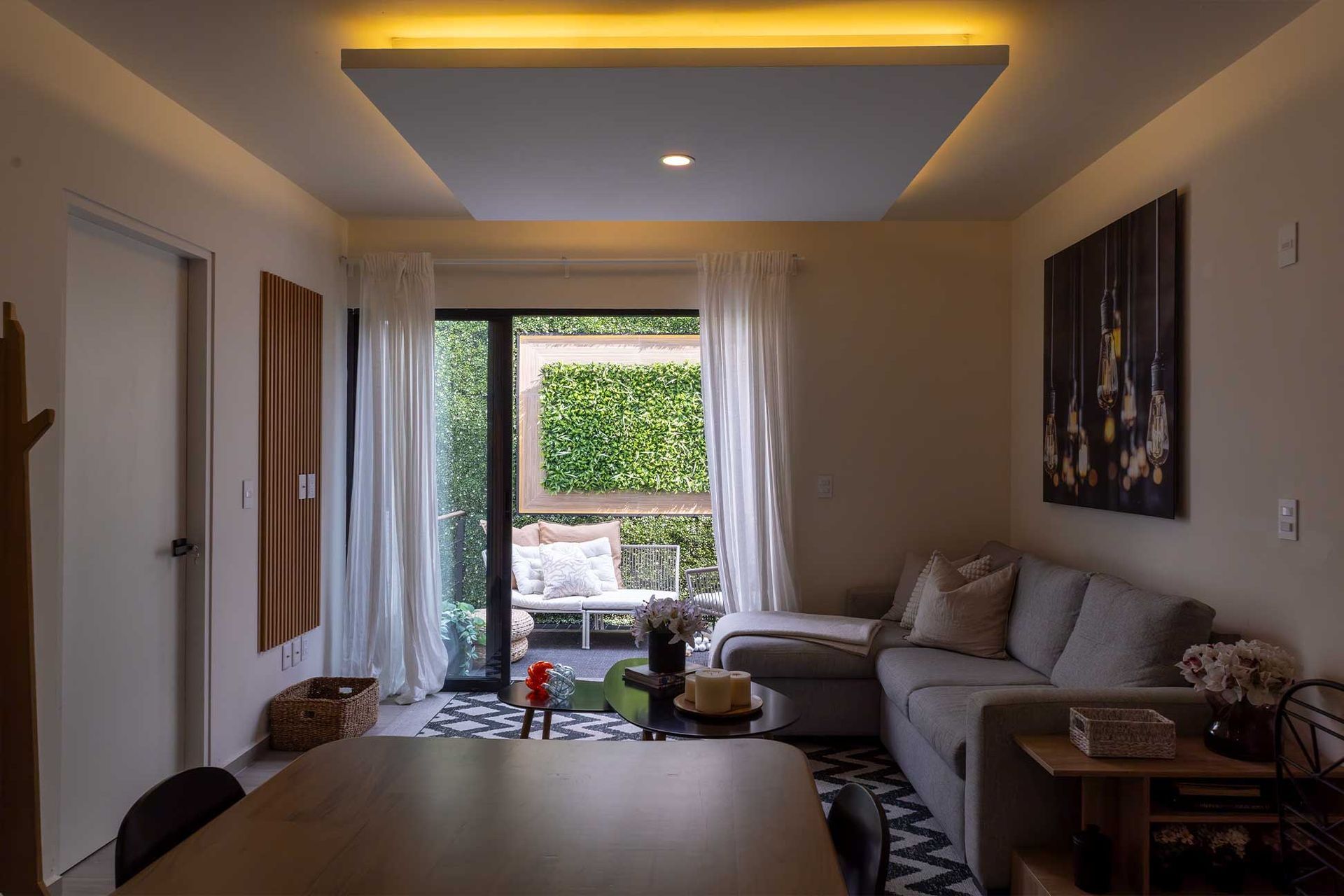 Una sala de estar con un sofá y una mesa