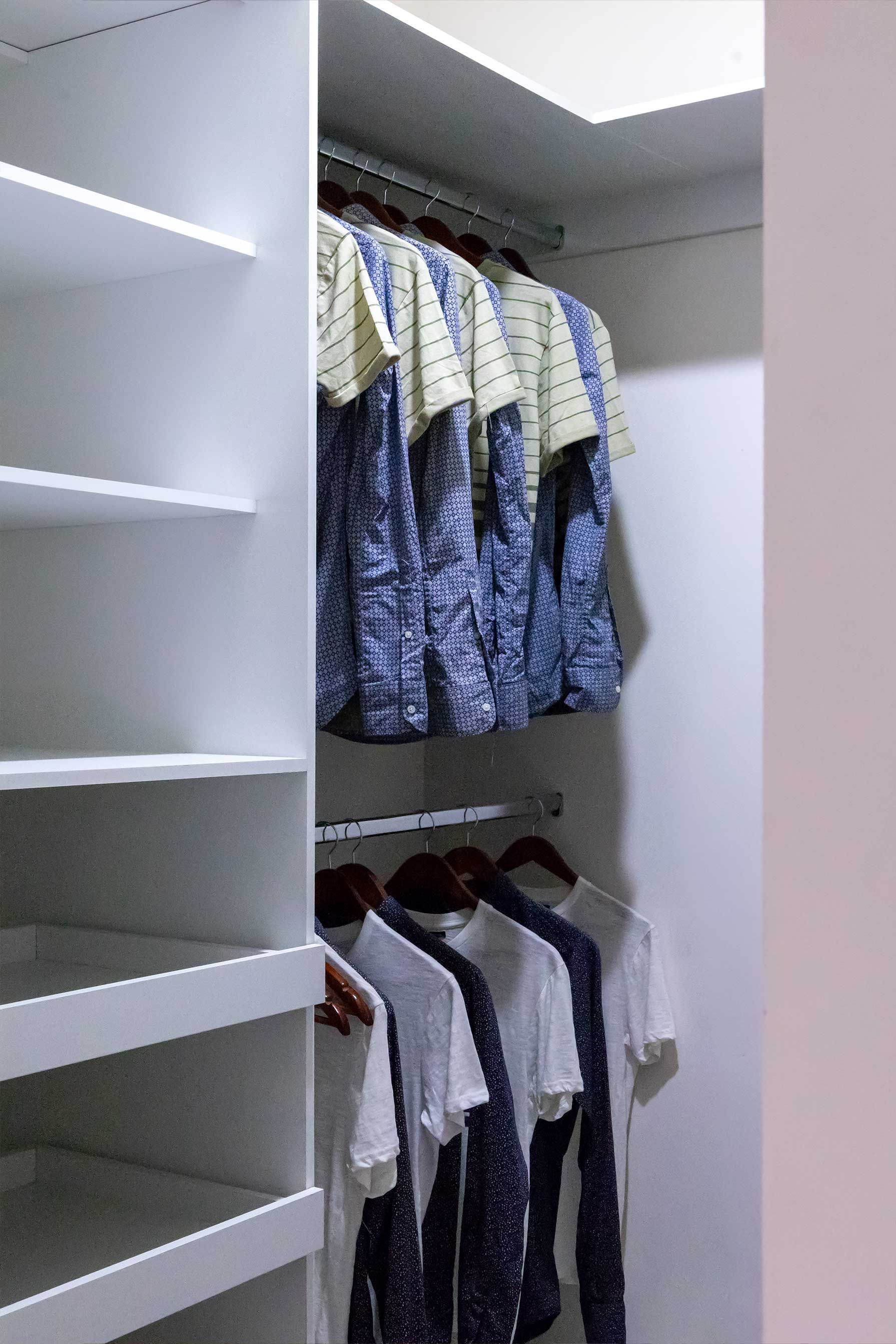 Una sala de estar con un sofá y una mesa