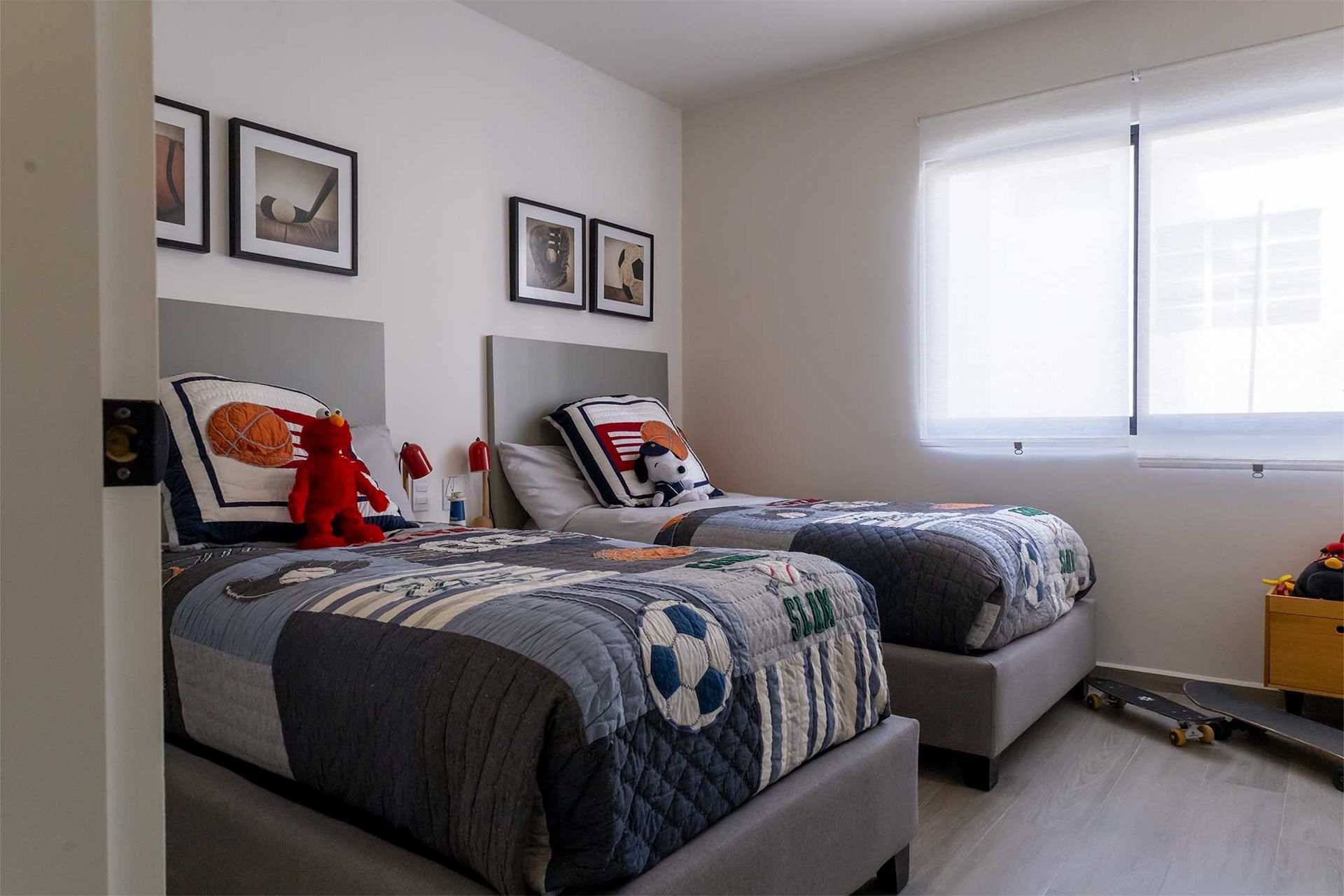 Un dormitorio con dos camas individuales y una ventana.