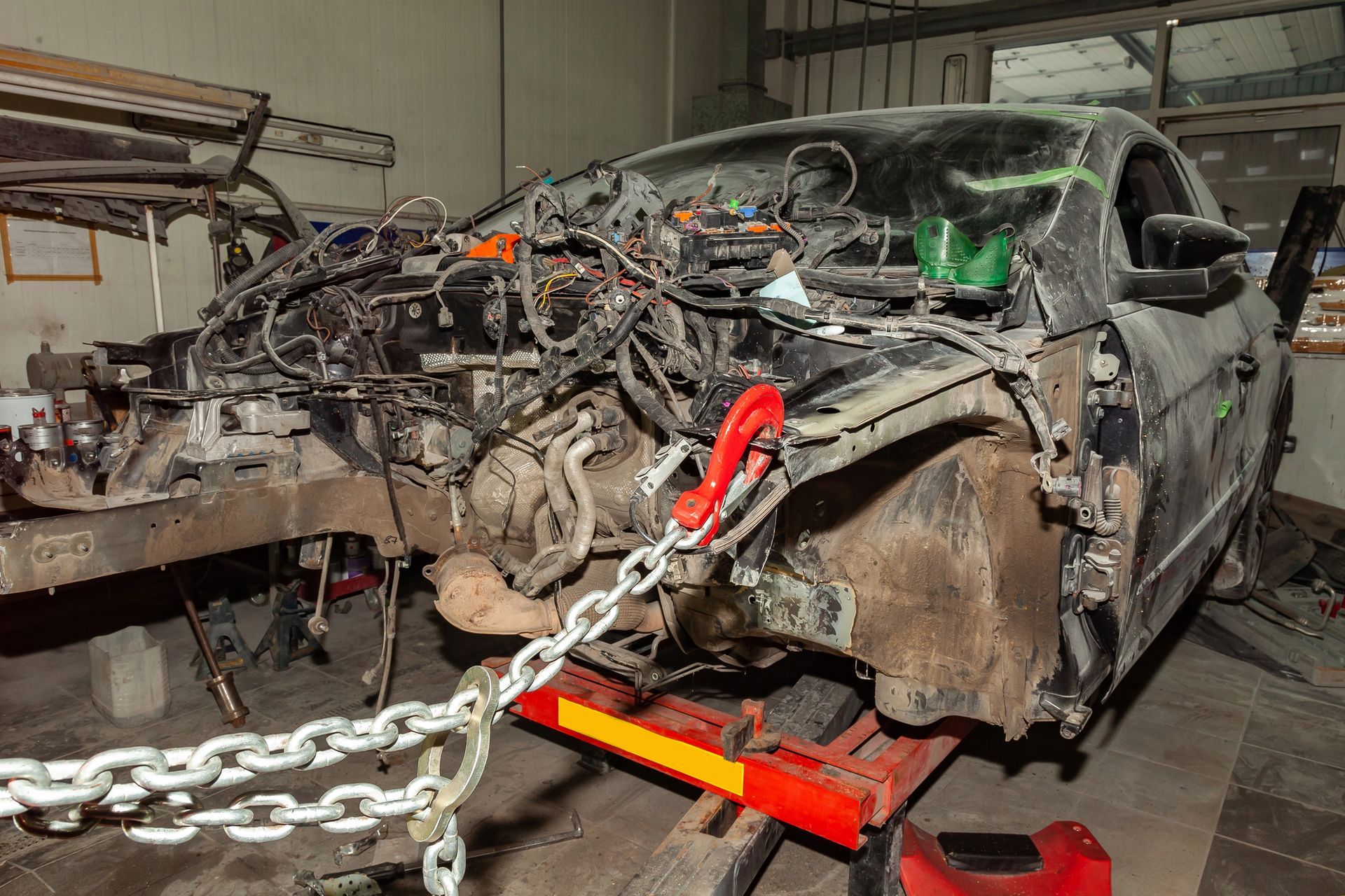 Telaio di un'auto in riparazione in officina