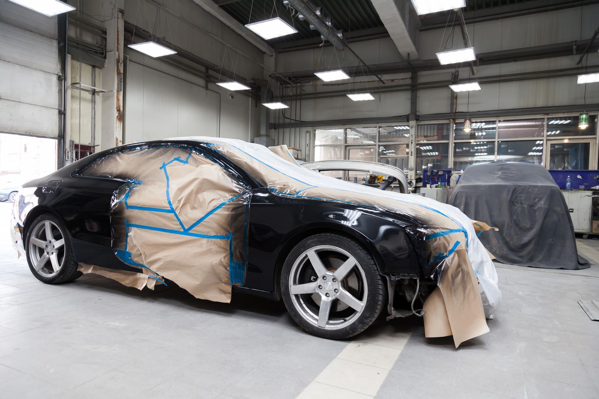 Auto nera mascherata per la verniciatura