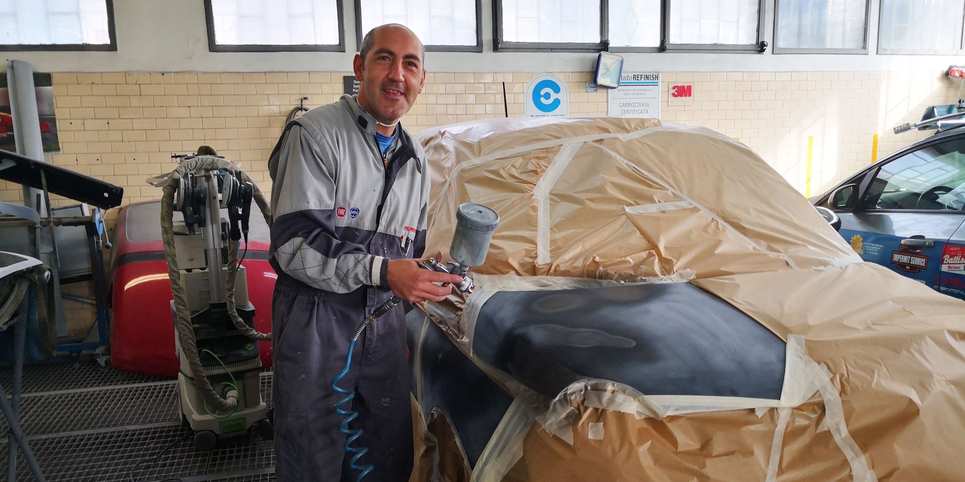 Un meccanico, in tuta da lavoro