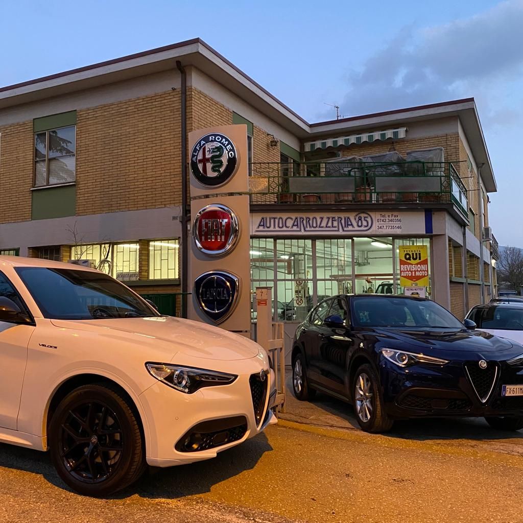 Esterno di una concessionaria Alfa Romeo con tre auto davanti