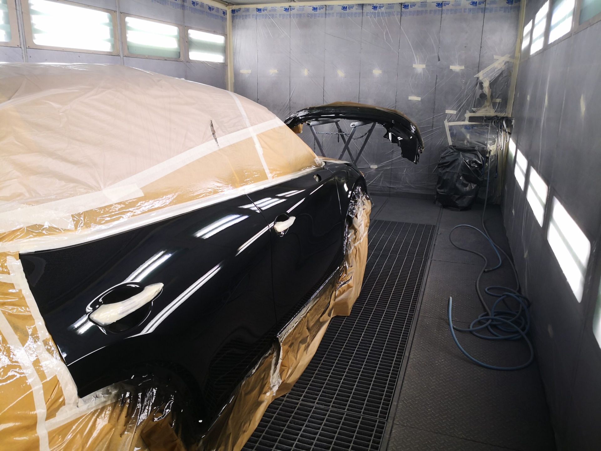 Auto in cabina di verniciatura