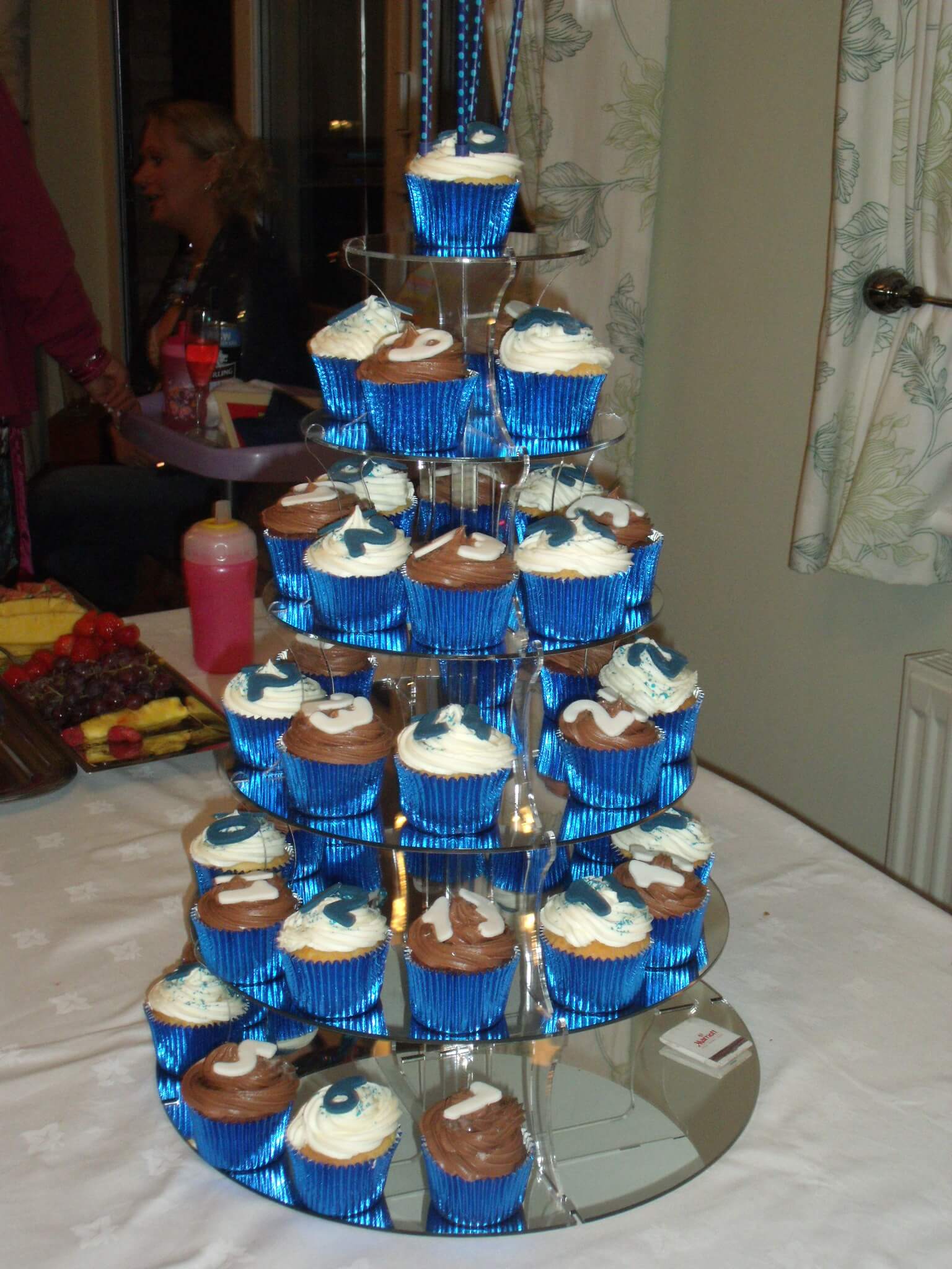 piramif of cupcakes