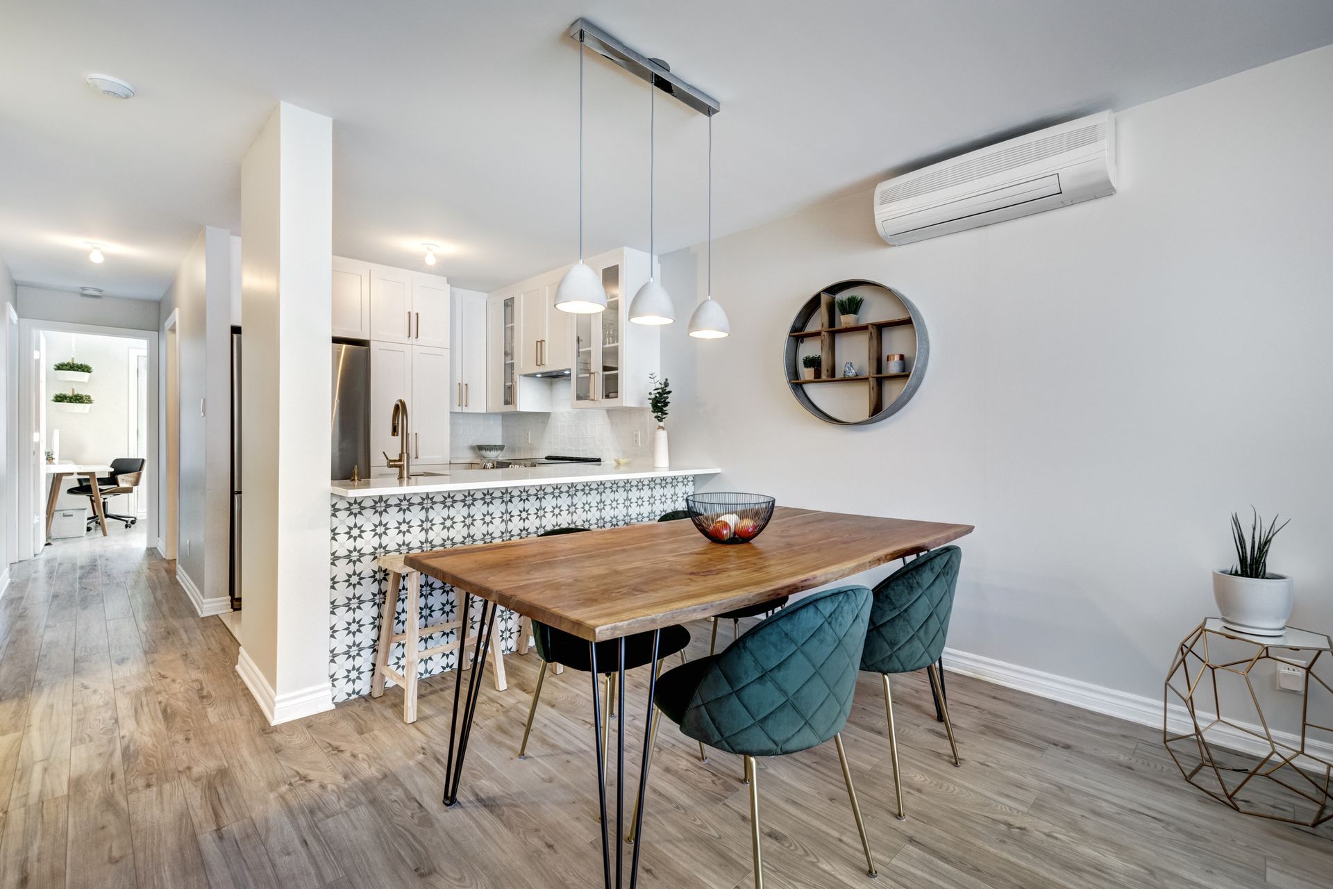Photo of modern dining area, click here to view Amenities