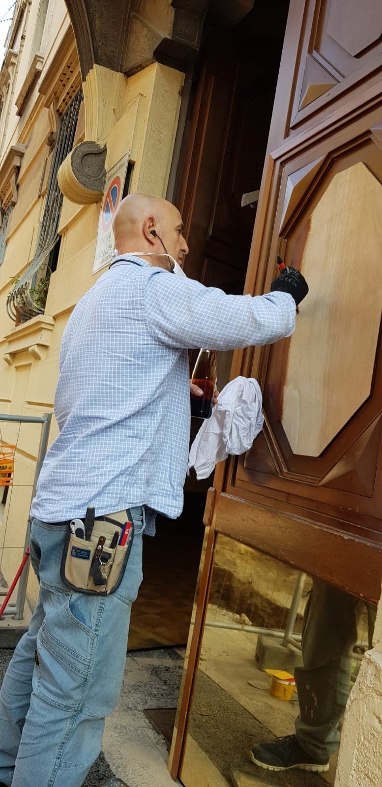 uomo che ripara porta