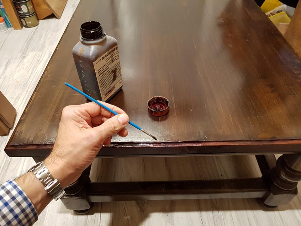 intervento di ristrutturazione e tinteggiatura di un tavolo in legno