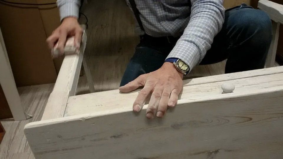 intervento di ristrutturazione e tinteggiatura di un tavolo in legno