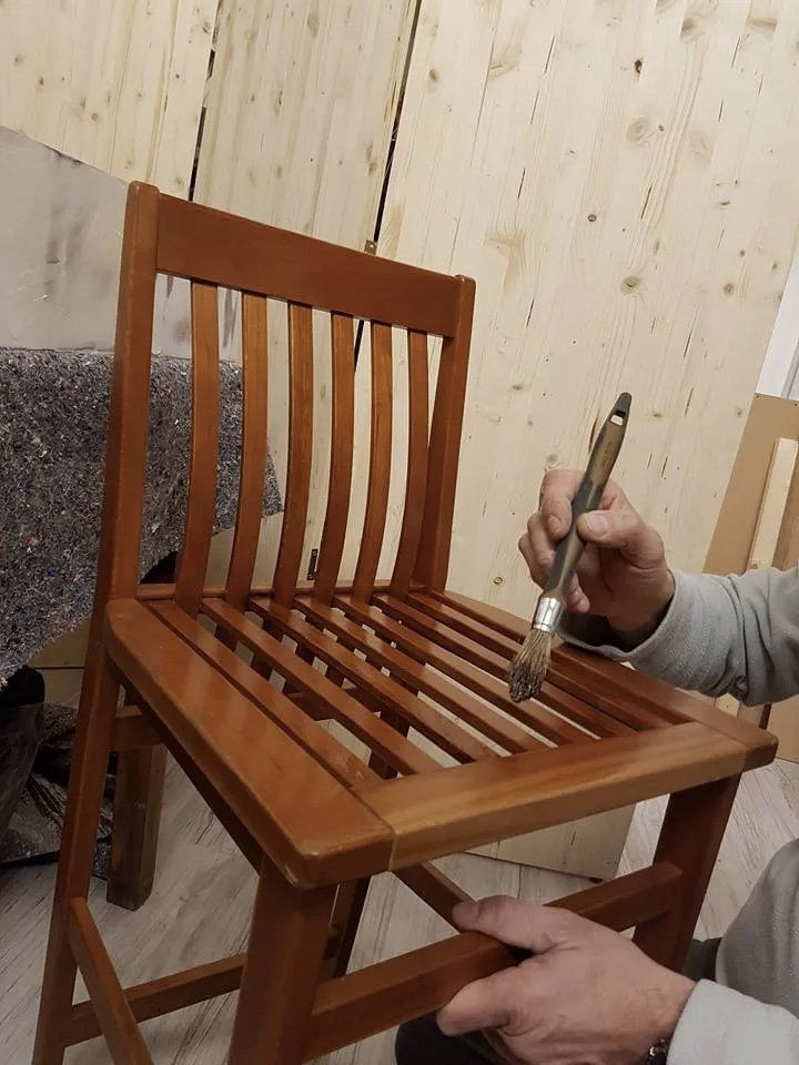 artigiano durante intervento di ristrutturazione di un tavolo in legno