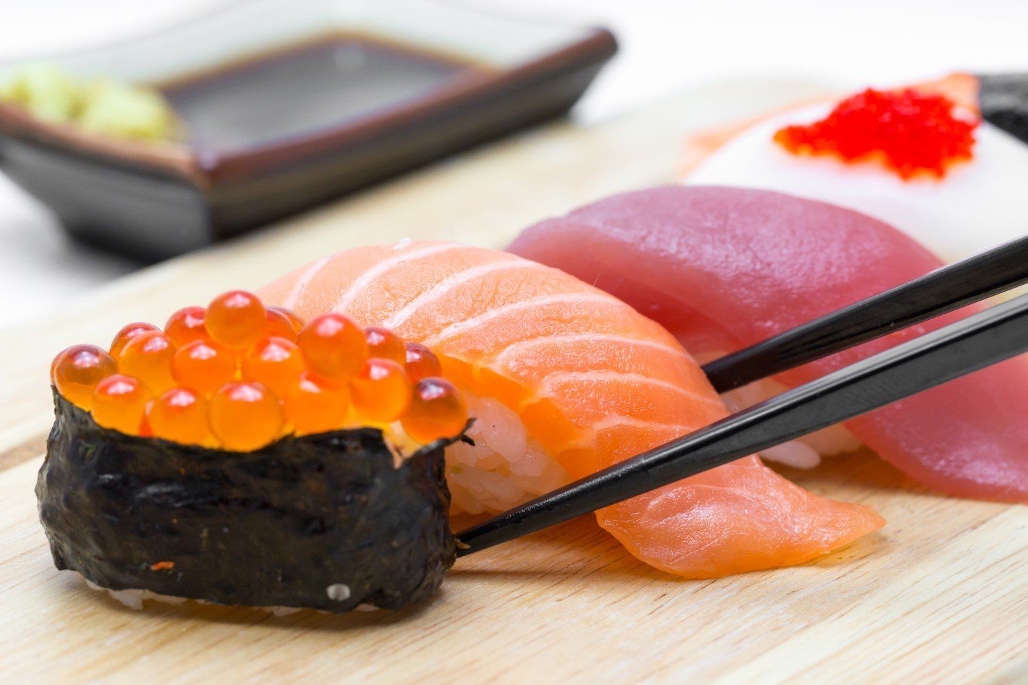 Primo piano di un piatto con sushi servito in elegante tavolo di ristorante giapponese