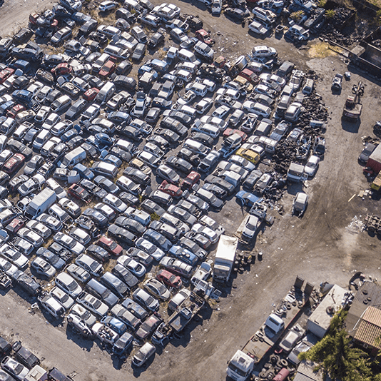parcheggio interno di un autodemolizioni