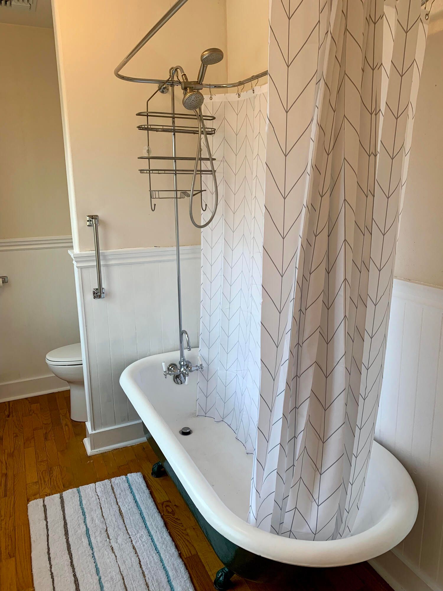 A bathroom with a bathtub and a shower curtain