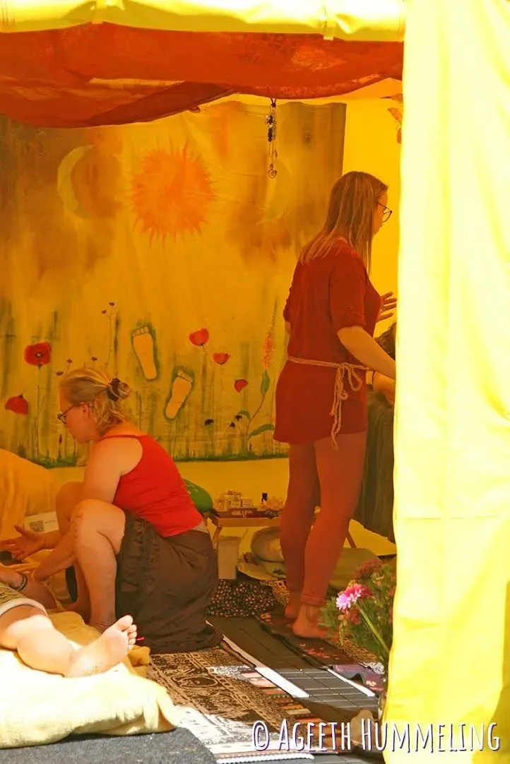 Debby & Ine aan het werk op het healingveld van SpringFlower Festival 2024