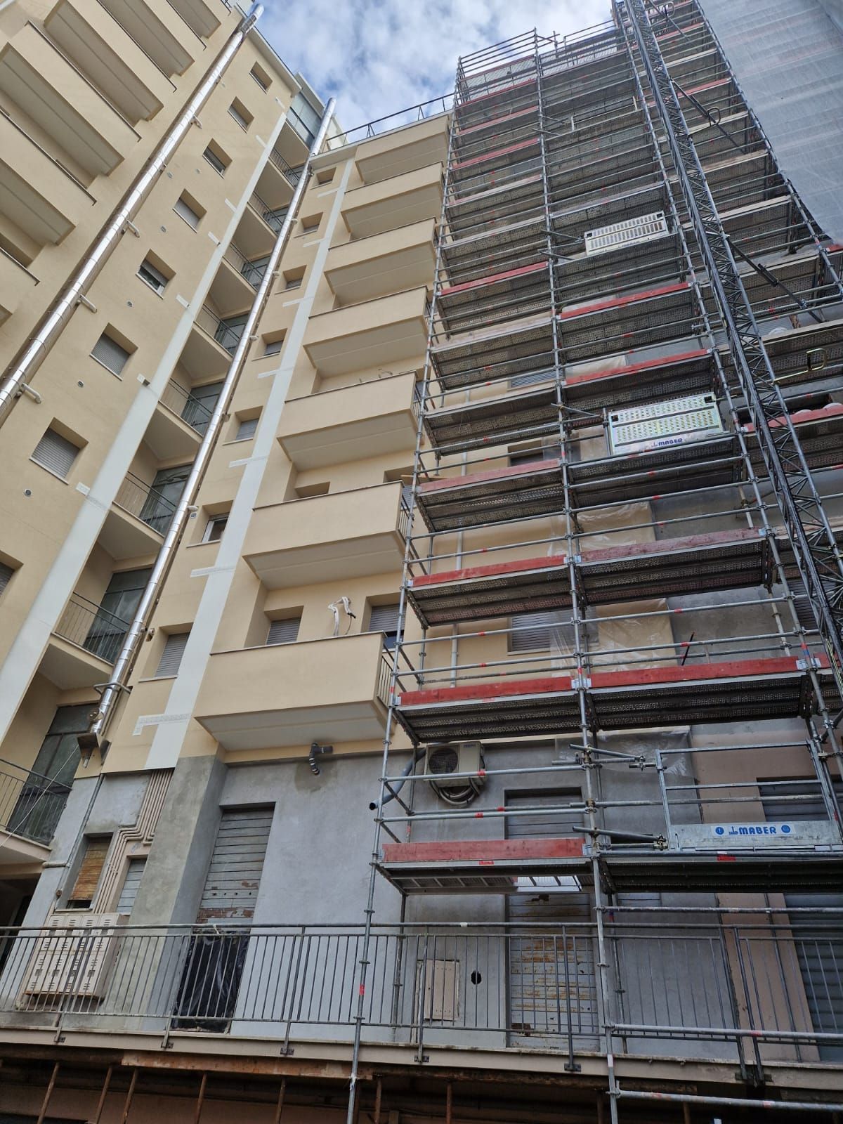 un edificio alto con impalcatura sul lato.