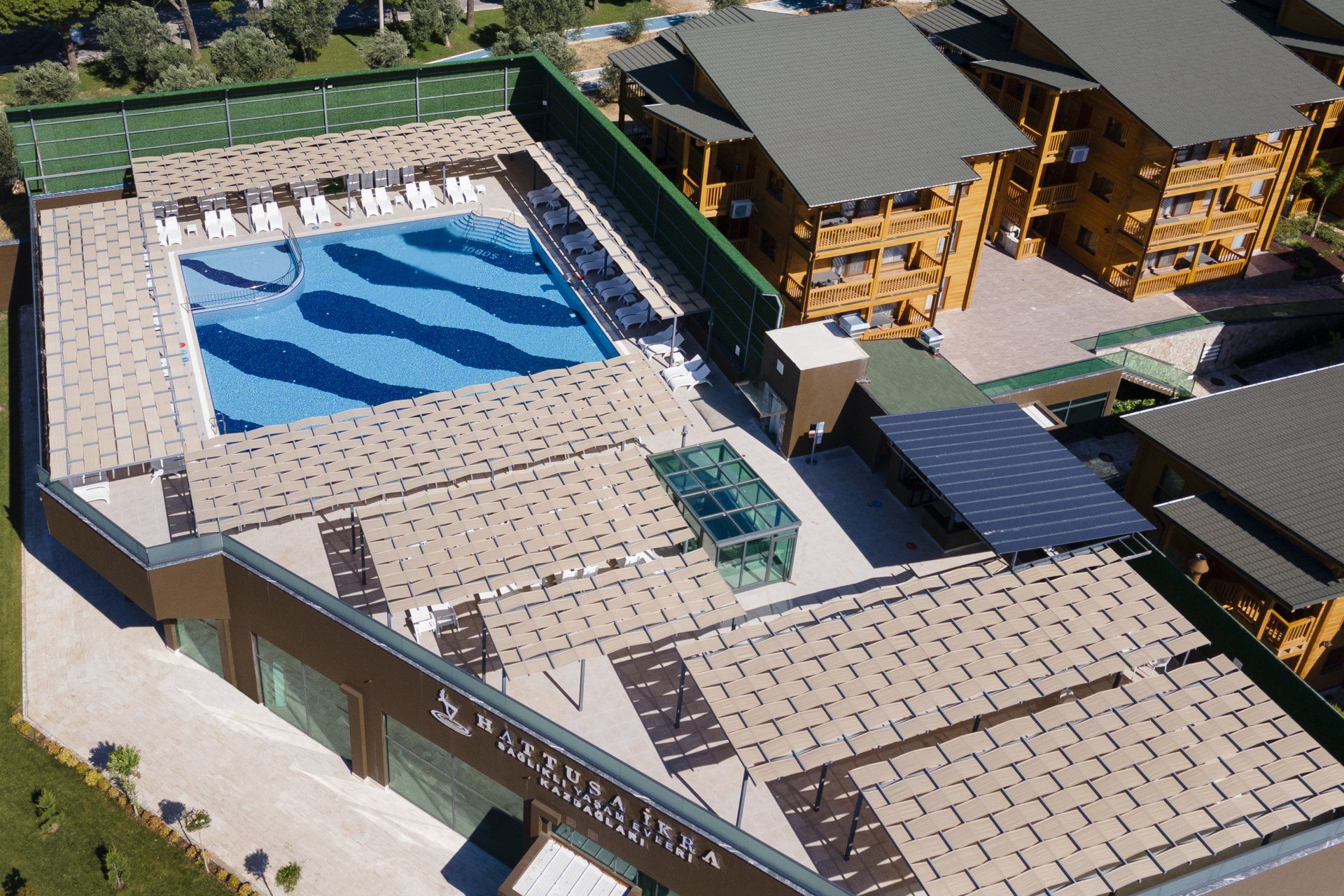 منظر جوي لحمام السباحة المحاط بالمباني