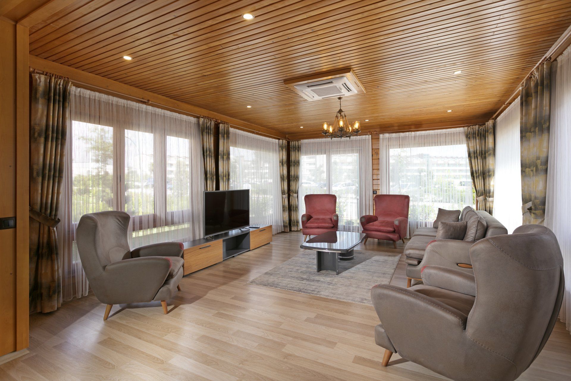 غرفة معيشة مليئة بالأثاث وتلفزيون.