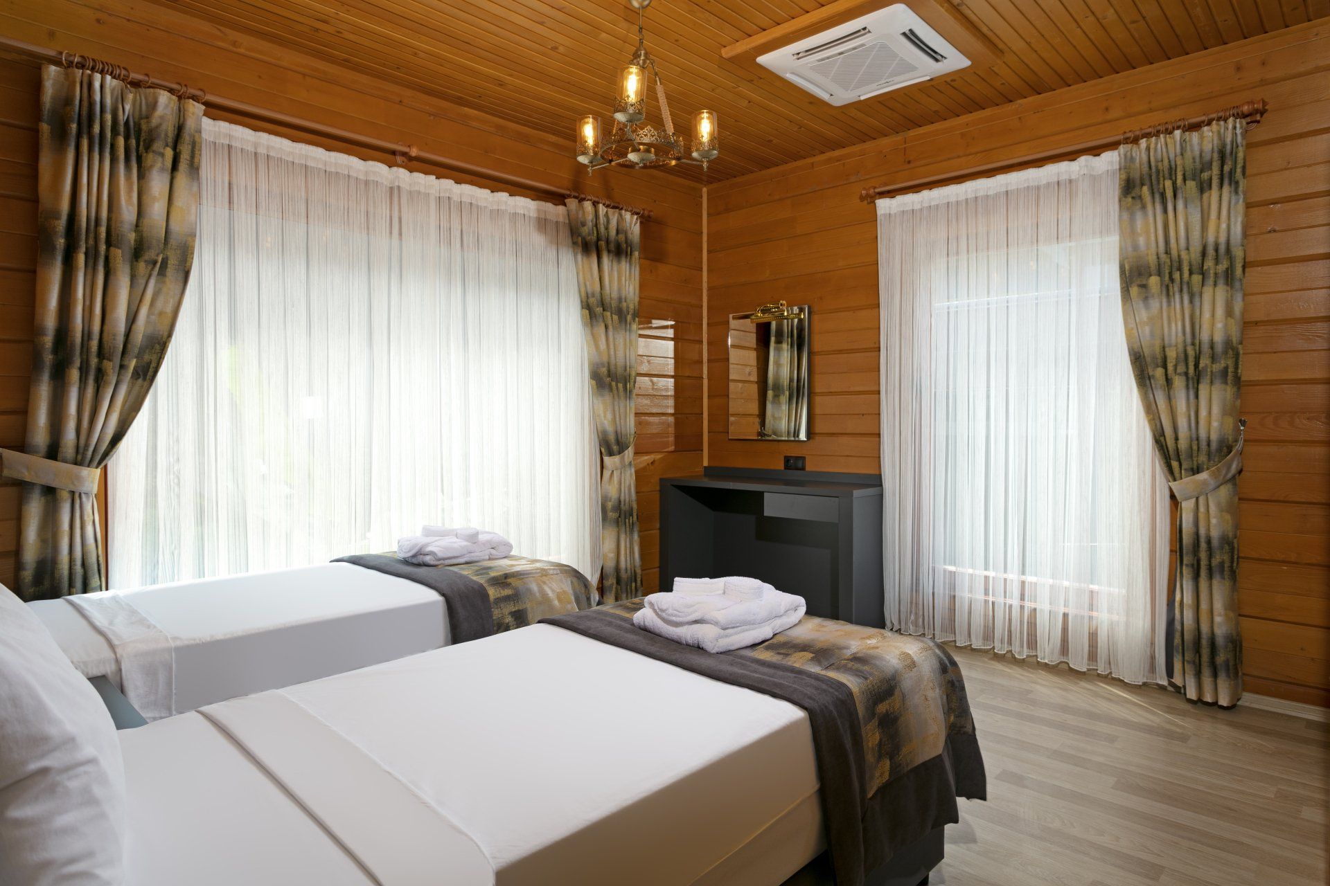 غرفة فندق بها سريرين وثريا.