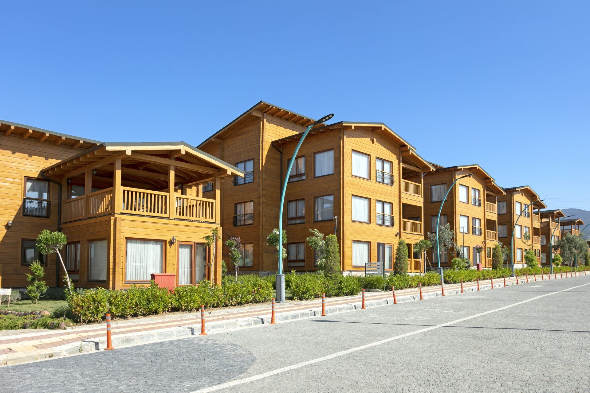 صف من المنازل الخشبية مصطف على جانب الطريق