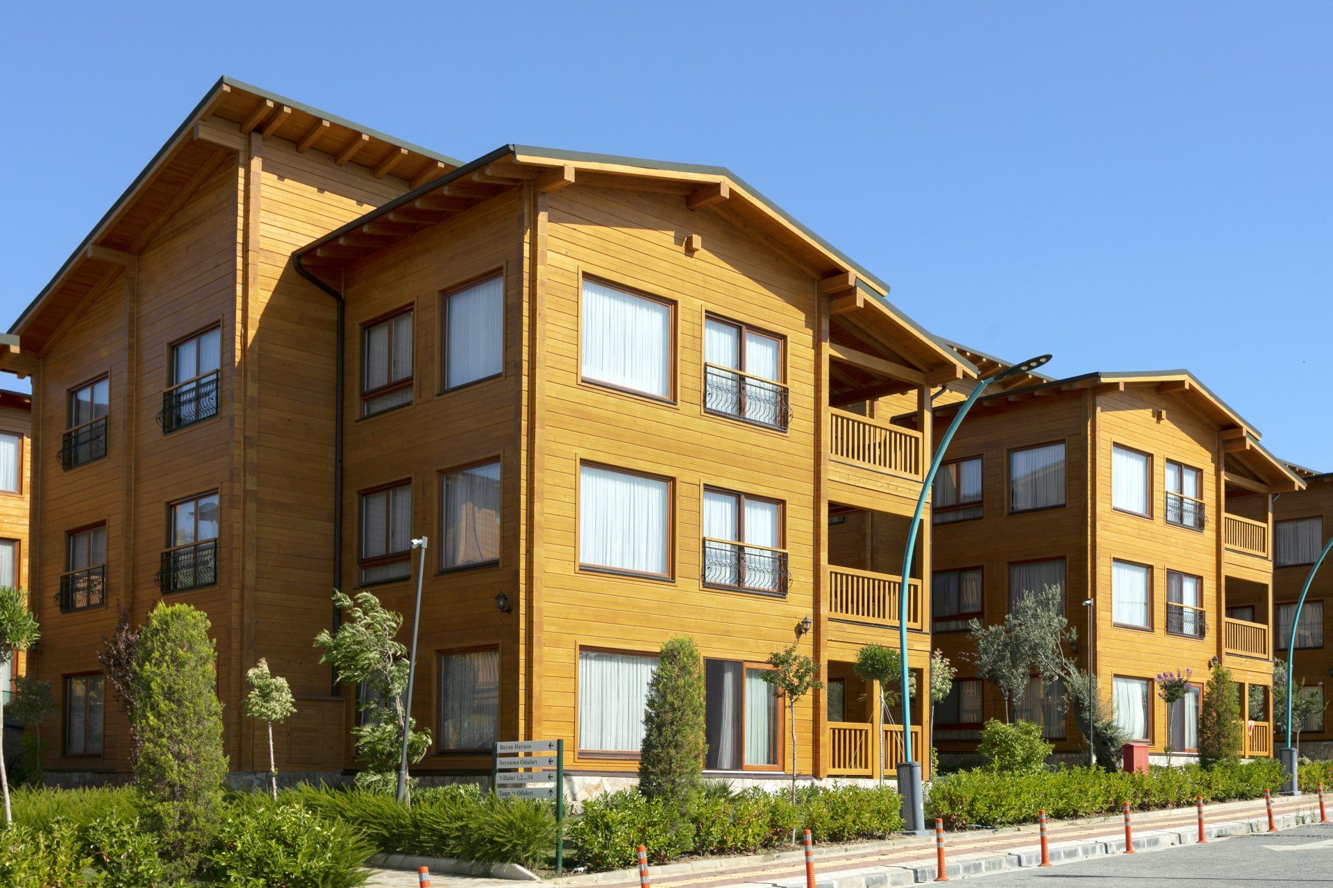 مبنى خشبي كبير به الكثير من النوافذ