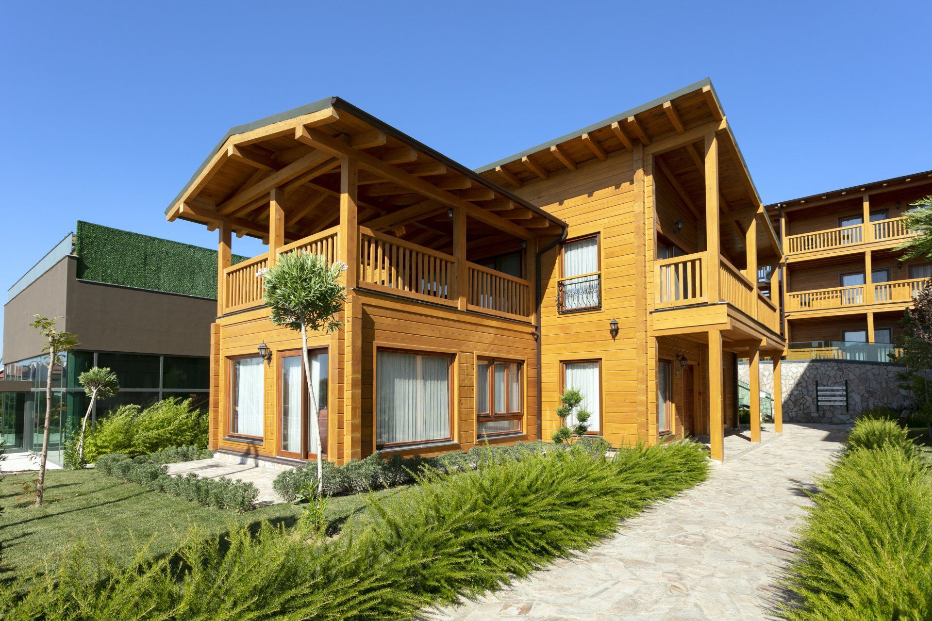 منزل خشبي كبير به الكثير من النوافذ والشرفات