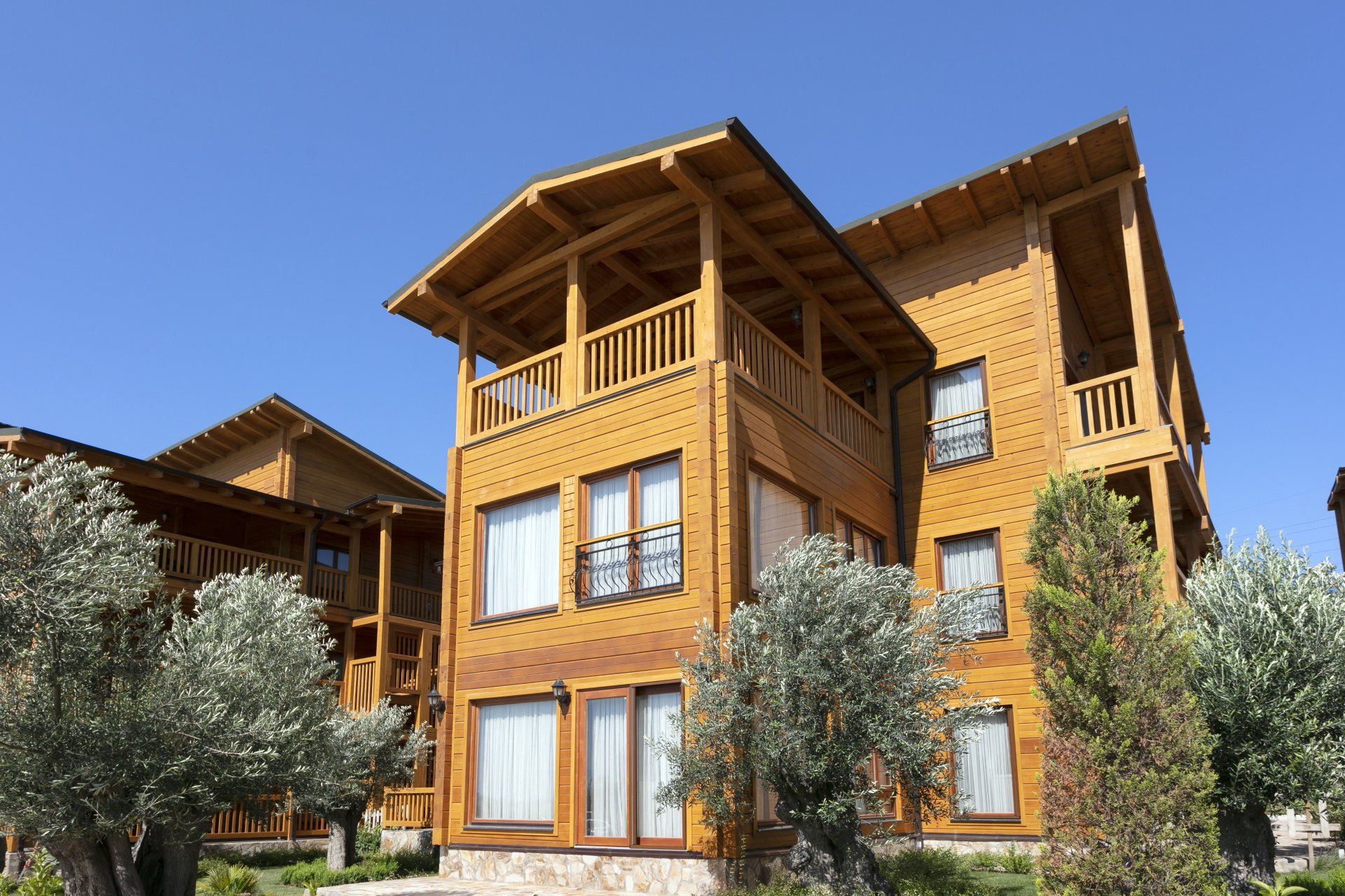 منزل خشبي كبير به الكثير من النوافذ والشرفات