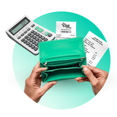 Una persona sostiene una billetera vacía junto a una calculadora y un recibo.