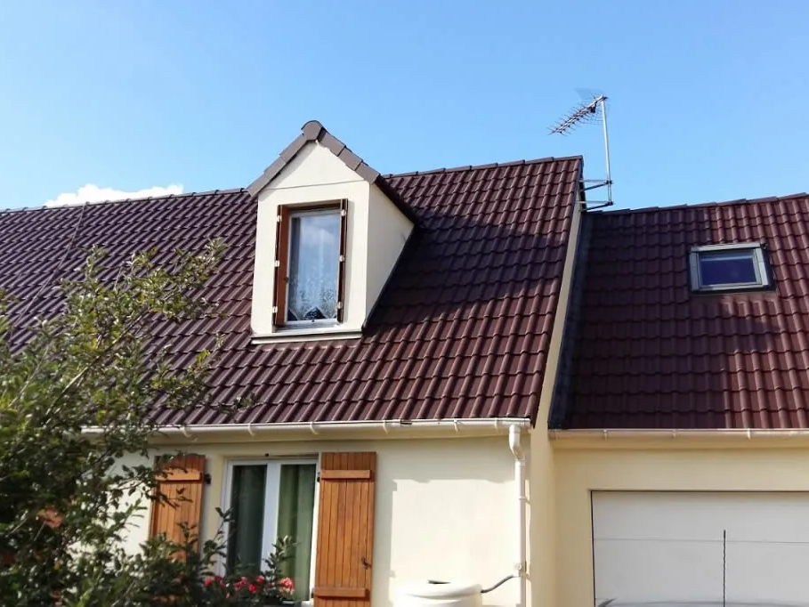 pose de toit en tuiles sur une maison à Reims par notre couvreur