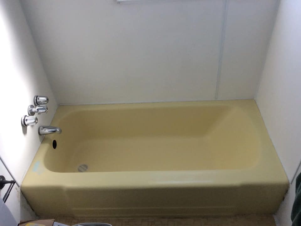 Before Yellow Bathtub — Mandeville, LA — Premier Refinishing