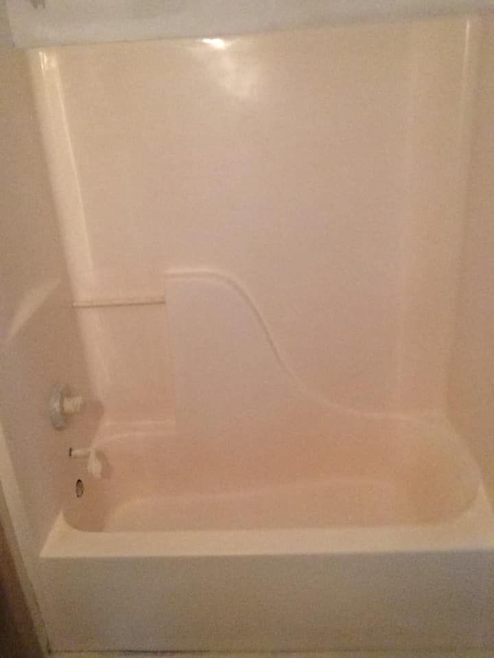 After Dirty Tub — Mandeville, LA — Premier Refinishing