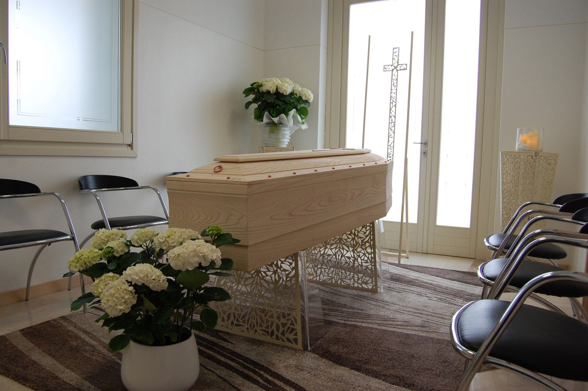 allestimento con bara e fiori